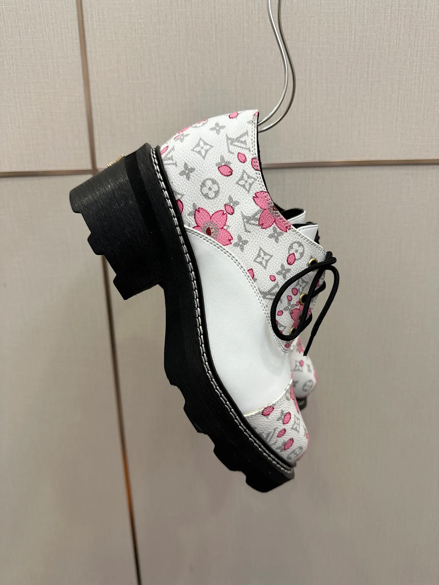 👟👟Ex-factory price 720👟👟 LOUIS VUITTON Louis Vuitton counter latest model top version LV inner cowhide material is real! Original 1:1 material reproduction! Modern and casual in one! Release a strong aura like a queen 🔥Capture everyone's attention instantly💃 Inner/foot pads: imported cowhide Fabric: cowhide Outsole: full genuine leather Code number: 35-41 (40, 41, 42 customizations are not returnable)